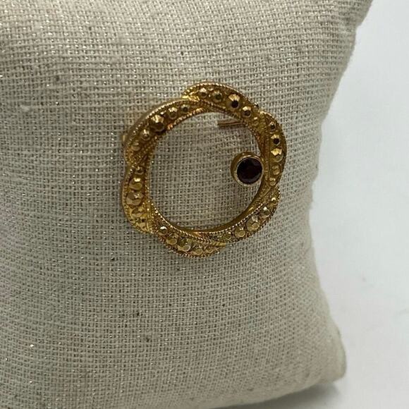 Gold Tone Round Circular Wreath Red Garnet Color Stone Unsigned Brooch - Picture 5 of 7